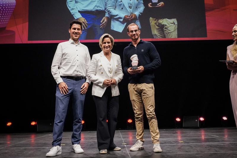 Prof. Dr.-Ing. Oliver Wasenmüller (l.) und Projektmitarbeiter Nikolas Ebert nehmen den Preis von Wirtschaftsministerin Dr. Nicole Hoffmeister-Kraut entgegen